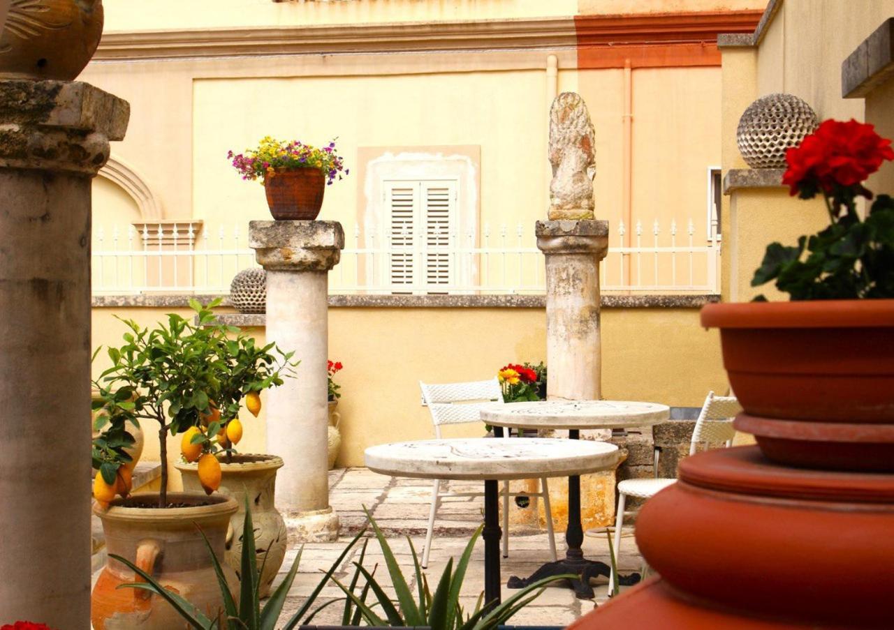 Palazzo Aurora Bed & Breakfast Alezio Exterior photo
