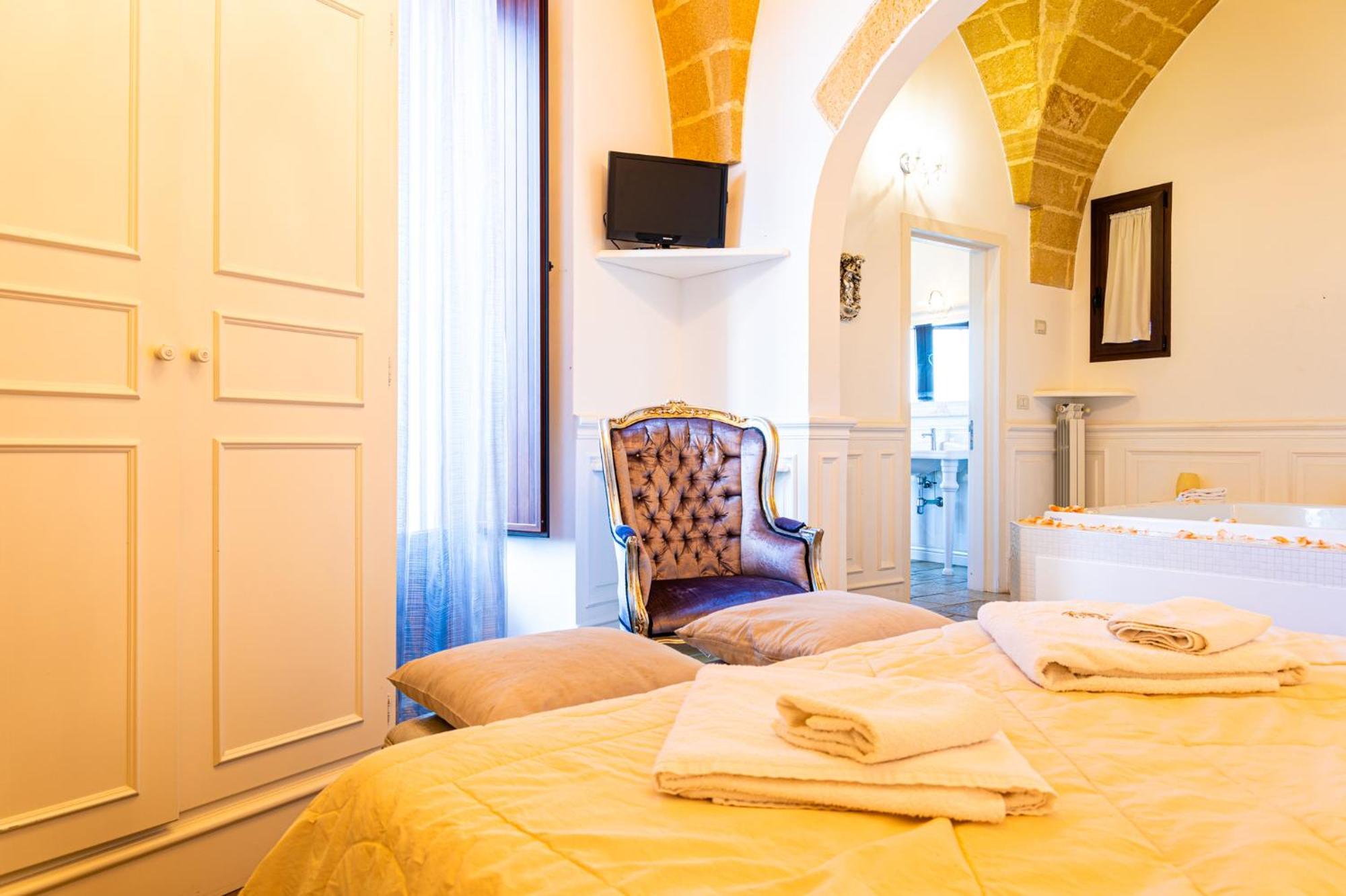 Palazzo Aurora Bed & Breakfast Alezio Exterior photo